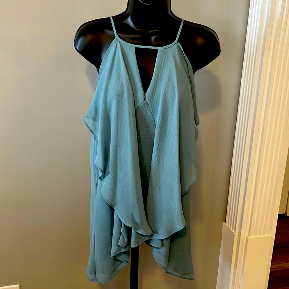Maurices sz M flowy top. NWOT